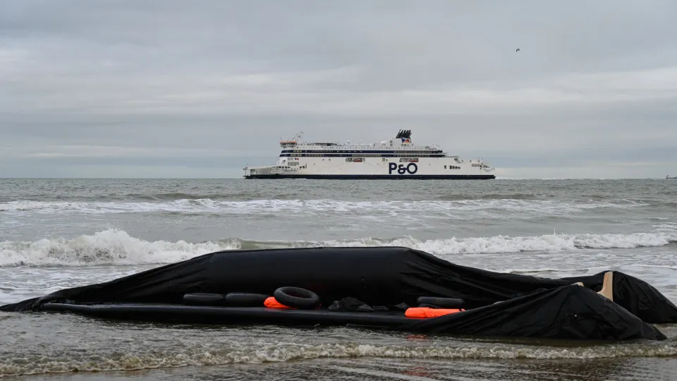 Polícia francesa fura bote de migrantes no mar em ação inédita, diz BBC