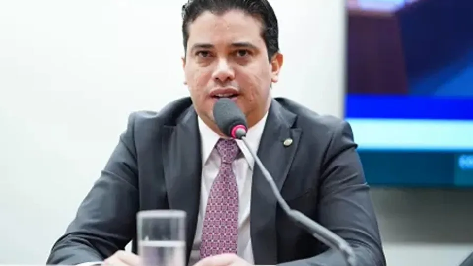 Quem é o deputado Júnior Mano, alvo de operação da PF no Ceará
