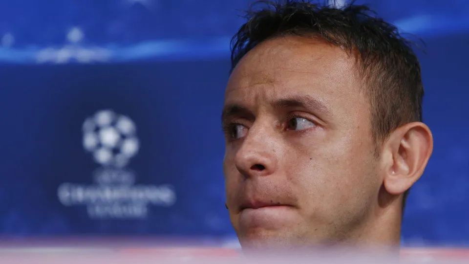 Rafinha anuncia aposentadoria do futebol