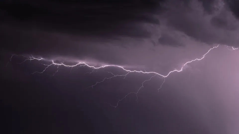 Raio recorde de 829 km nos EUA é o mais longo já registrado, diz WMO