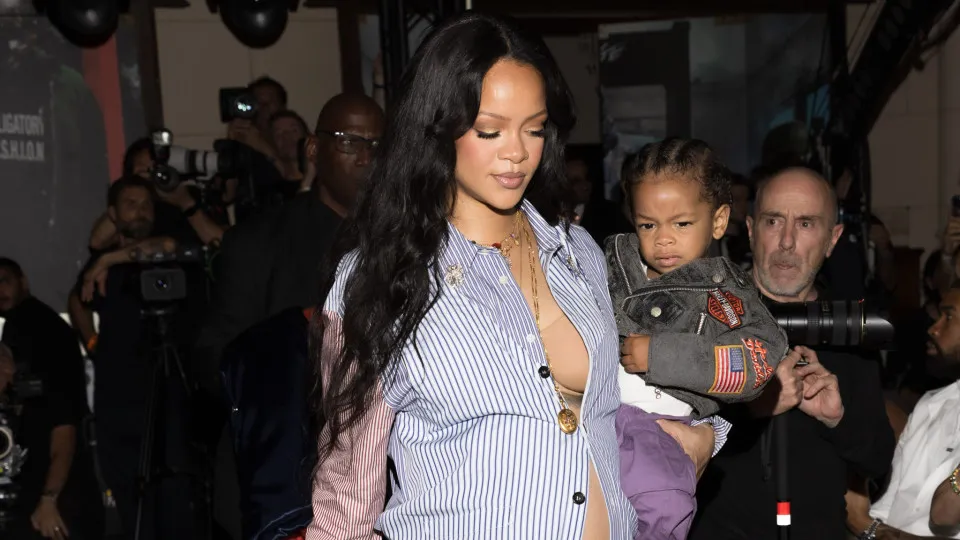 Rihanna vai a enterro do pai em Barbados, cerca de 40 dias após sua morte Rihanna vai a enterro do pai em Barbados, cerca de 40 dias após sua morte
