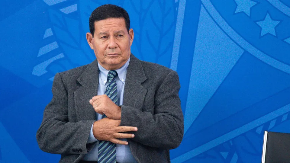 Se eu tivesse sido o candidato a vice, Bolsonaro não estaria nessa situação, diz Mourão