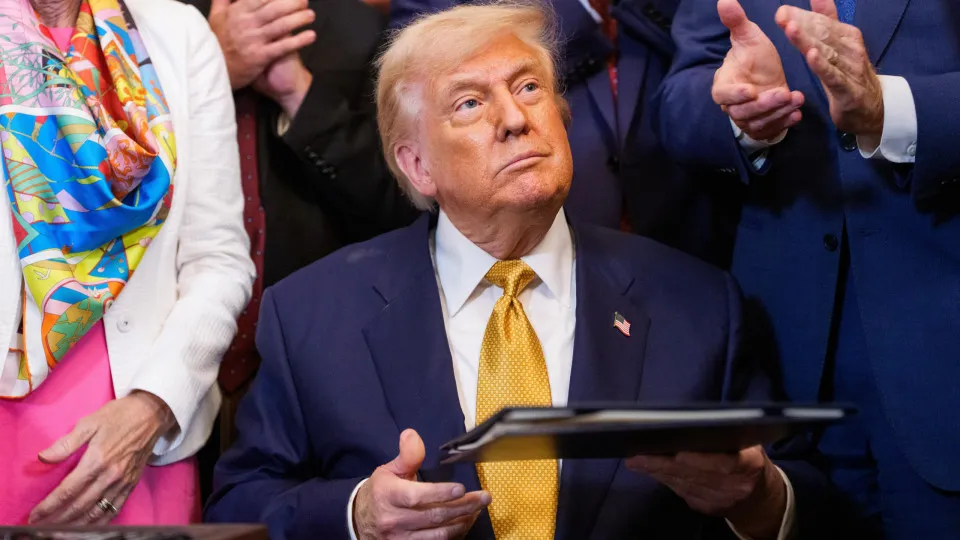 Trump ameaça jornal por publicar carta que escreveu a pedófilo