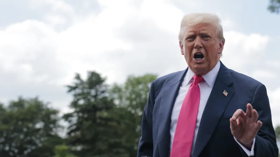 Trump move submarinos nucleares após comentários do ex-presidente russo