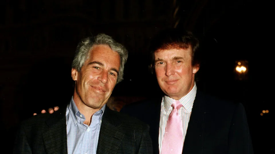 Trump escreveu poema a Epstein? Democratas pedem “livro de aniversário”
