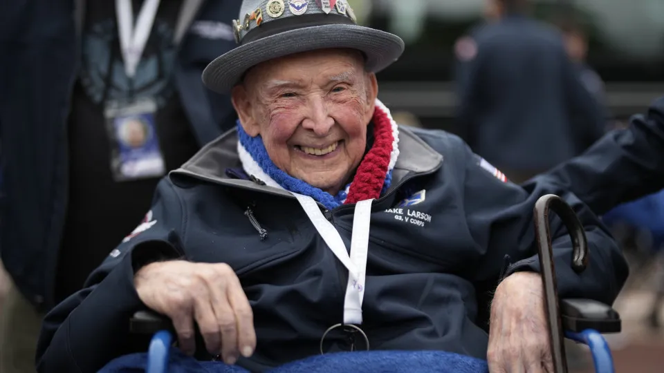 Veterano do Dia D e estrela do TikTok, Jake Larson morre aos 102