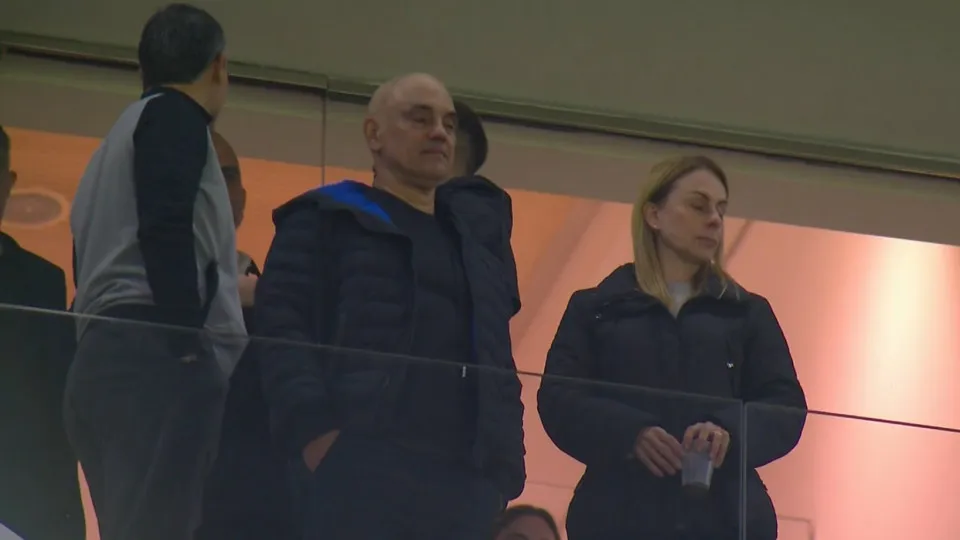 ‘Vai, Corinthians’: Moraes ignora sanções e vai ao estádio