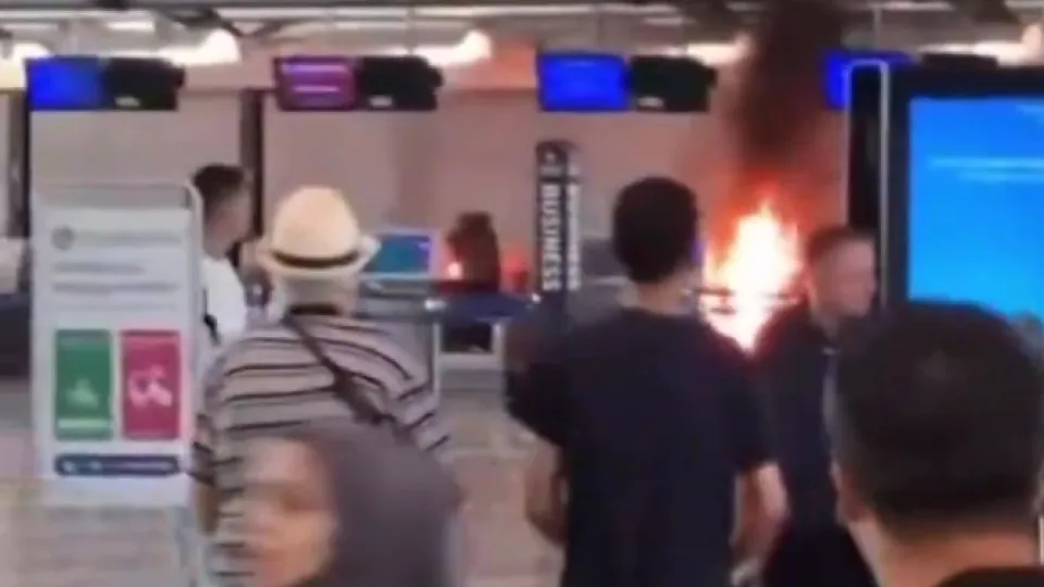 Aeroporto de Milão é evacuado após homem incendiar área de ‘check-in’ Aeroporto de Milão é evacuado após homem incendiar área de ‘check-in’