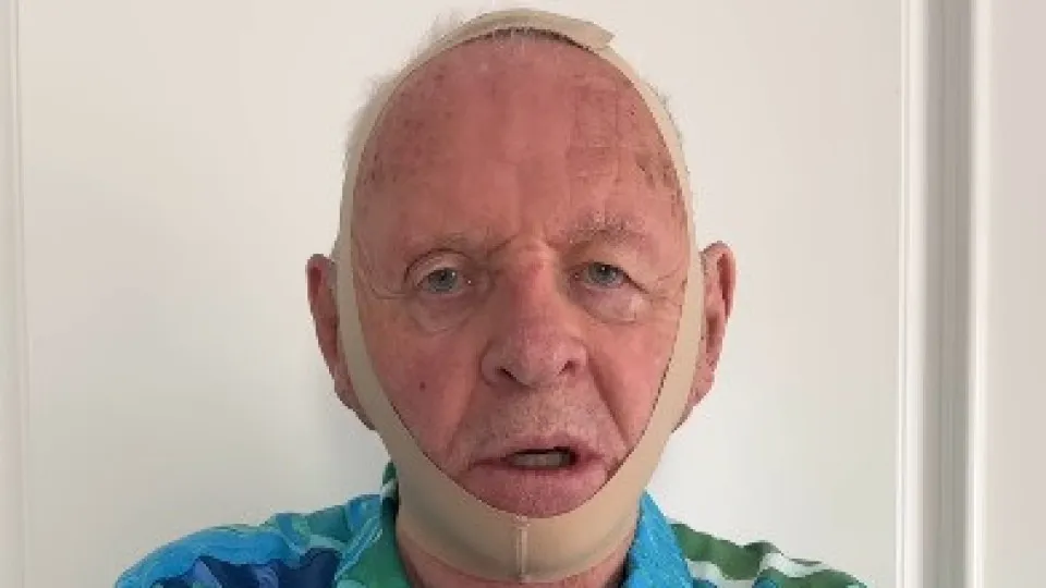 Anthony Hopkins faz publicidade inusitada de modelador de Kim Kardashian