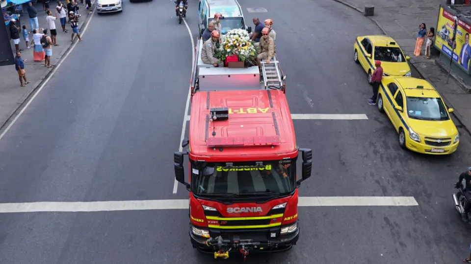 Após 16 horas de velório, corpo de Arlindo Cruz sai em cortejo