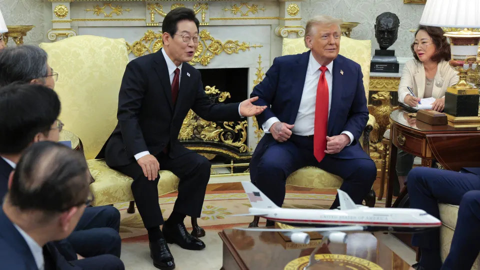 Após maquiagem, Trump surge com grande mancha roxa na mão; veja!