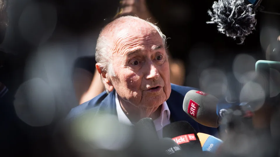Blatter e Platini são absolvidos na Suíça em caso de pagamento ilícito Blatter e Platini são absolvidos na Suíça em caso de pagamento ilícito