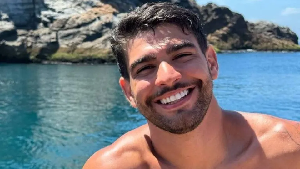 Brasileiro morre após cair de sacada de prédio em Ibiza, na Espanha Brasileiro morre após cair de sacada de prédio em Ibiza, na Espanha