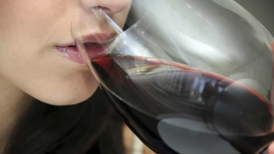 Café e vinho escurecem os dentes? Dentista explica como evitar manchas e