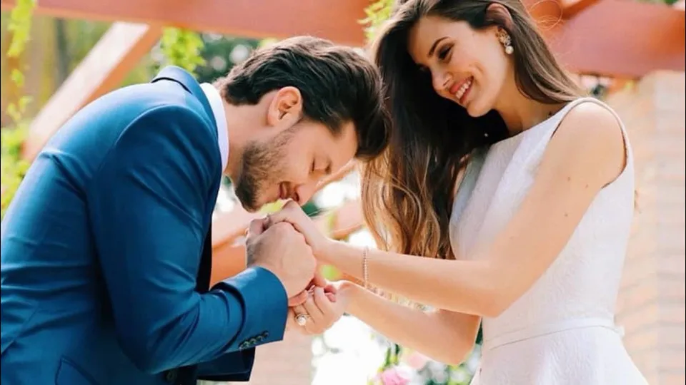 Camila Queiroz e Klebber Toledo anunciam sexo do bebê Camila Queiroz e Klebber Toledo anunciam sexo do bebê