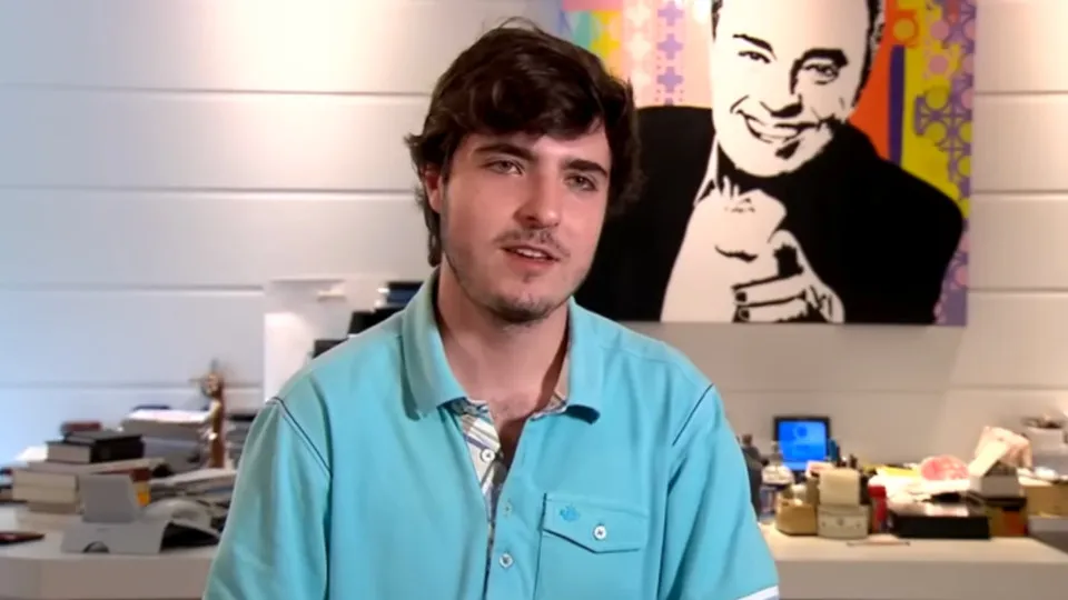 Cariúcha e João Augusto, filho de Gugu, trocam beijos em festa