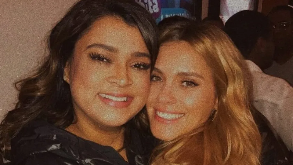 Carolina Dieckmann e neta de Preta Gil cantam ‘Sinais de Fogo’ em festa Carolina Dieckmann e neta de Preta Gil cantam ‘Sinais de Fogo’ em festa