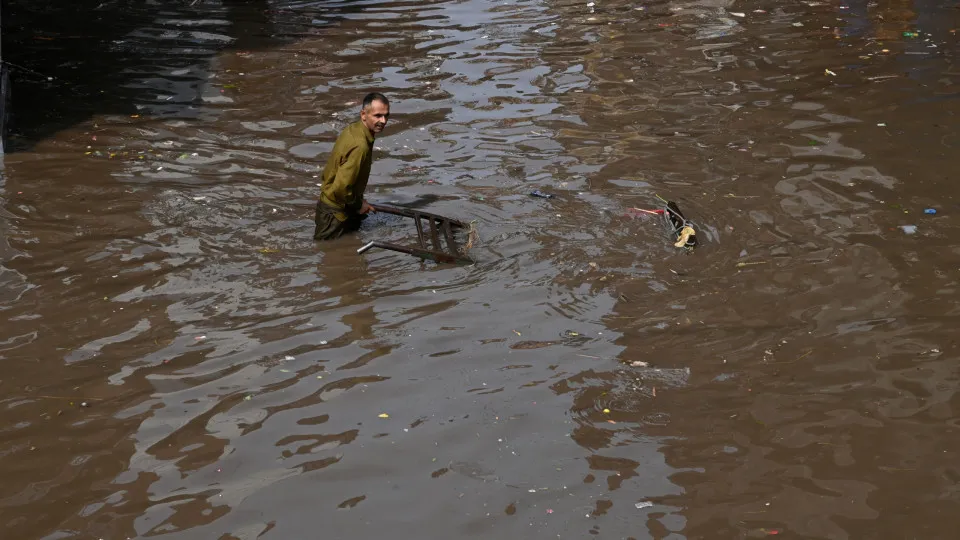 Chuvas sazonais no Paquistão deixam quase 350 mortos em quatro dias