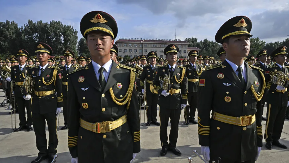 Com drones e mísseis hipersônicos, China mobiliza arsenal avançado para desfile militar