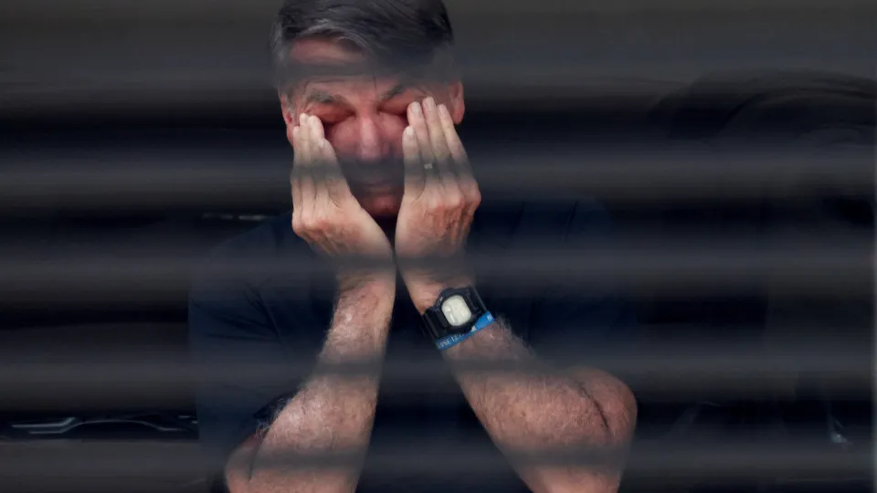 Bolsonaro pede que Eduardo “feche a boca”, mas filho ignora ataca centrão