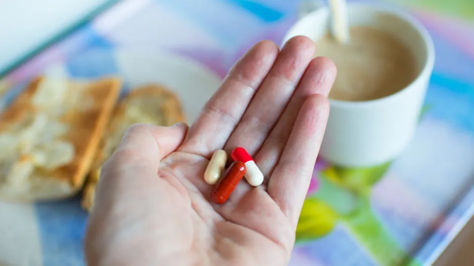 Consumo de cafeína pode enfraquecer efeito de antibióticos, diz estudo