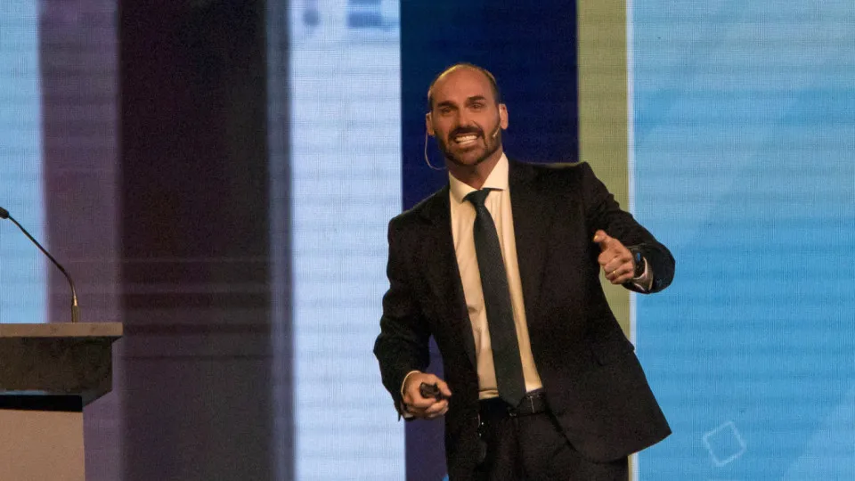 Eduardo Bolsonaro vai a Washington pedir mais sanções contra o Brasil