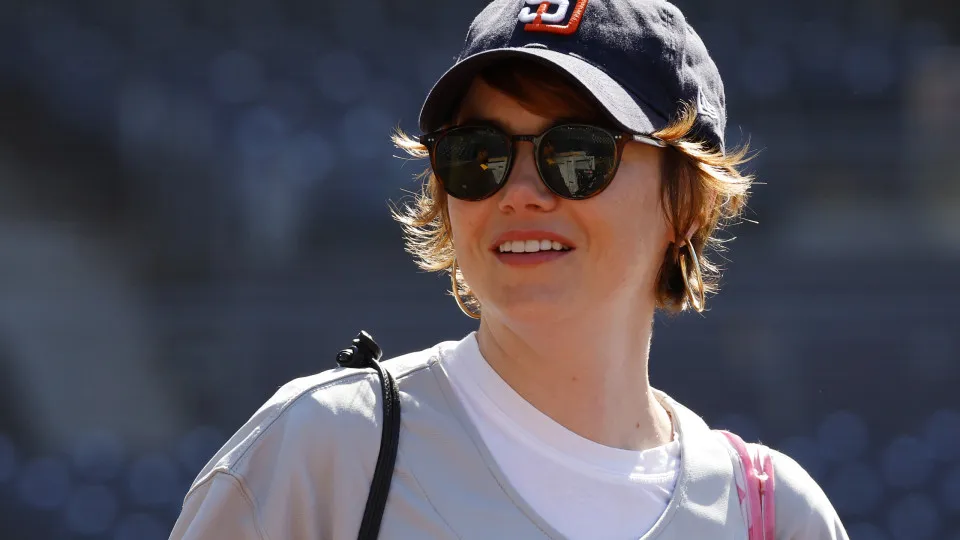 Emma Stone raspa a cabeça para novo filme com Yorgos Lanthimos Emma Stone raspa a cabeça para novo filme com Yorgos Lanthimos
