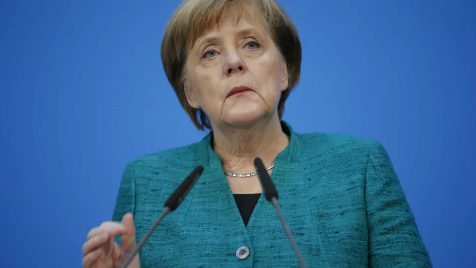 Fortalecimento da extrema direita foi consequência de portas abertas a refugiados, diz Merkel