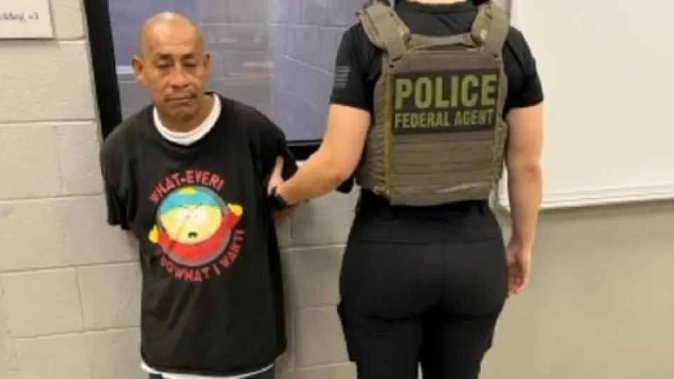 Foto da detenção de imigrante viraliza… por motivo inusitado