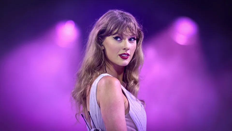 Grok, inteligência artificial de Elon Musk, cria nudes falsos de Taylor Swift
