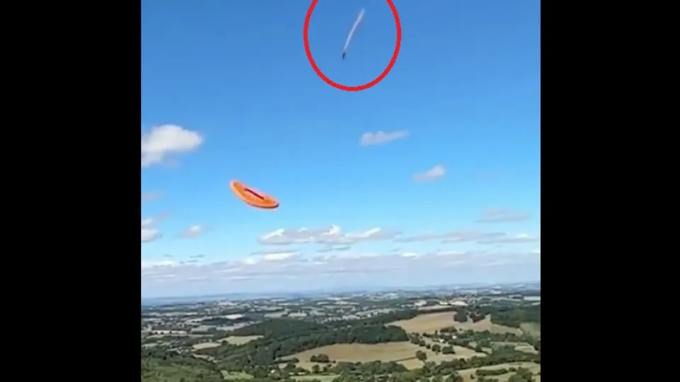 Homem teria captado OVNI enquanto filmava cão pegando frisbee