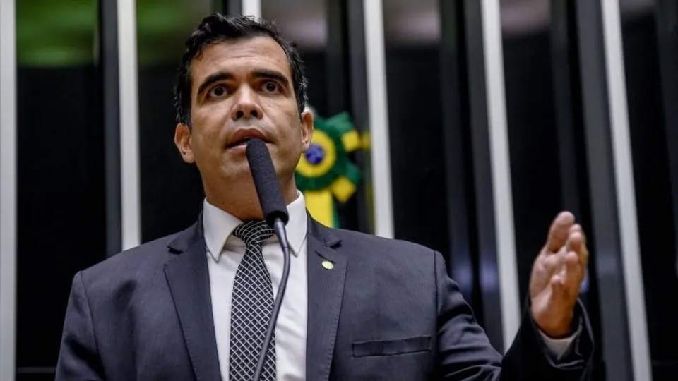 Aliado de Hugo Motta é alvo da PF, e STJ autoriza busca e apreensão em apartamento funcional