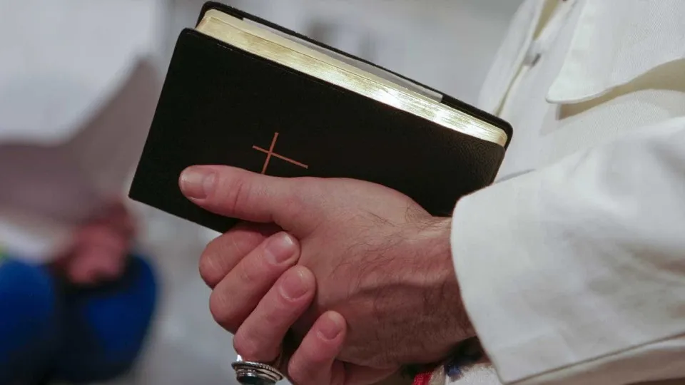 Igreja nomeia padre condenado por estupro e abre crise na França Igreja nomeia padre condenado por estupro e abre crise na França