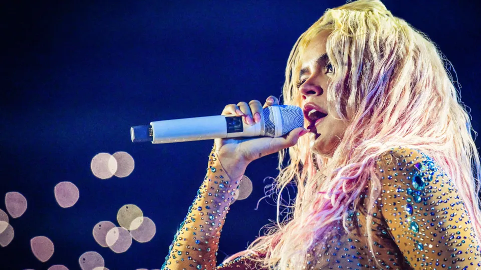 Karol G e Ana Castela vão cantar em jogo de futebol americano em São Paulo