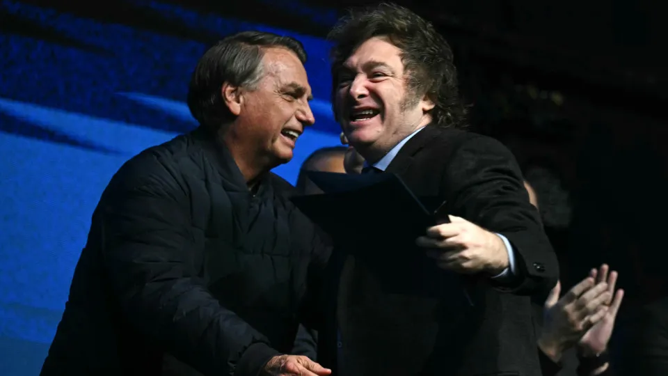 Moraes dá 48h para Bolsonaro explicar documento com pedido de asilo