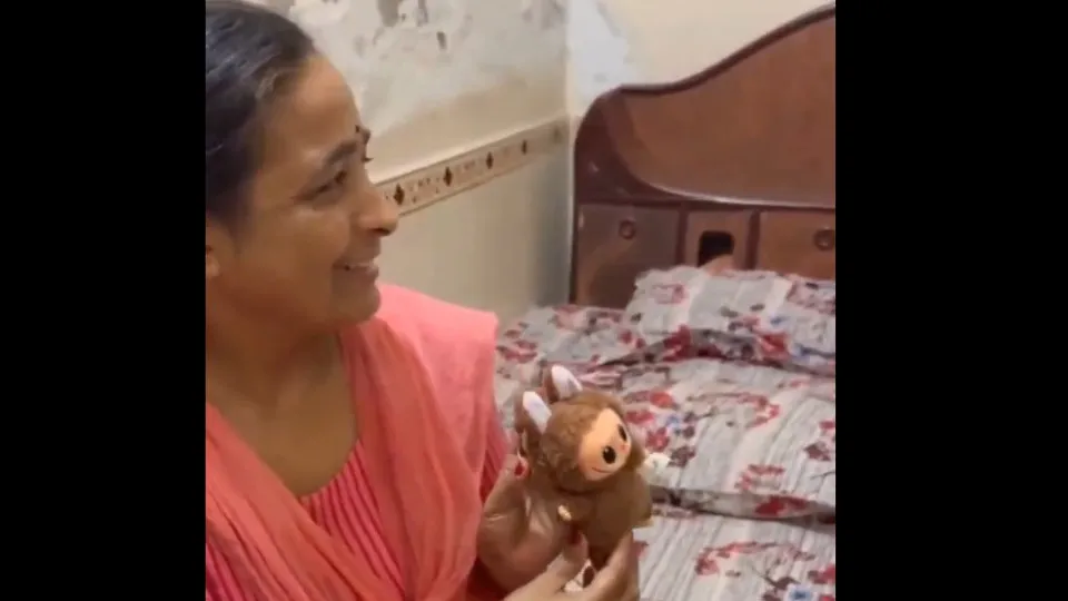 Mulher indiana viraliza após acreditar que Labubu é um “Deus chinês” Mulher indiana viraliza após acreditar que Labubu é um “Deus chinês”