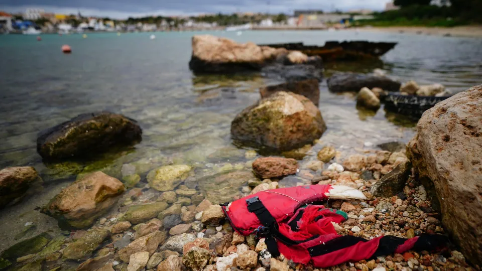 Naufrágio de barco com migrantes em ilha na Itália mata ao menos 20 pessoas