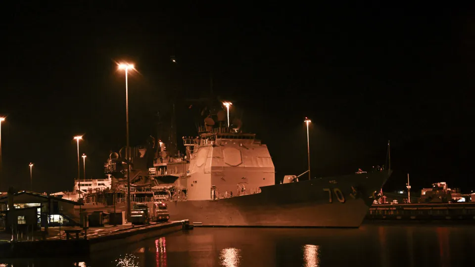 Navio de mísseis dos EUA avança rumo à costa da Venezuela