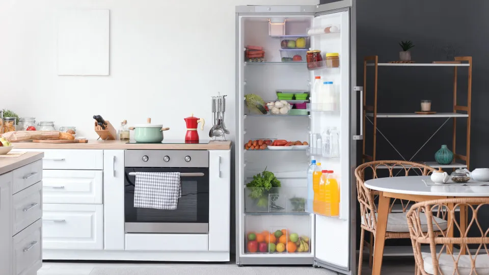 Os alimentos que nunca deve guardar na porta da geladeira