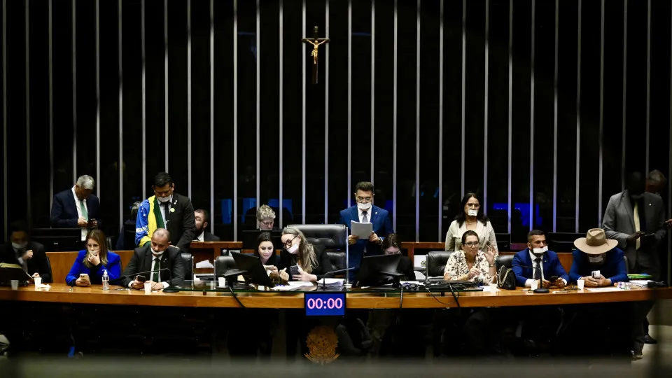 Parlamentares são ‘ridicularizados’ nas redes após protestos no Congresso