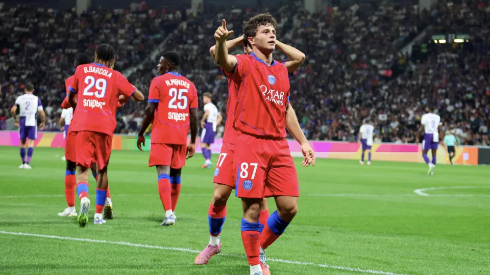 Puskás? João Neves marca golaço de bicicleta em goleada do PSG; vídeo