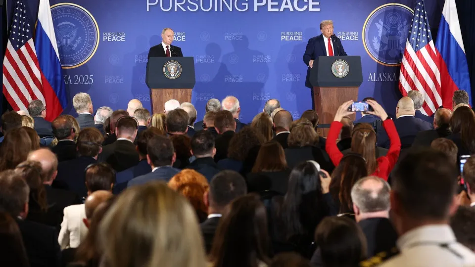 “Quando vai parar de matar civis?”, pergunta repórter a Putin no Alasca