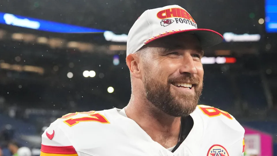Quem é Travis Kelce, noivo de Taylor Swift que será atração da NFL no Brasil