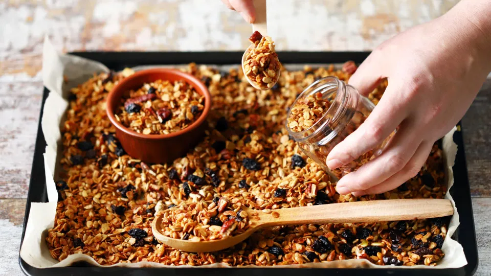 Receita de granola caseira: fácil, saudável e pronta em apenas 1 hora