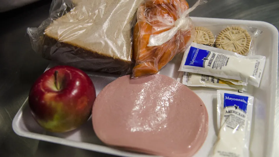 Refeições de prisão: O que comem os presos do Brasil e do mundo?