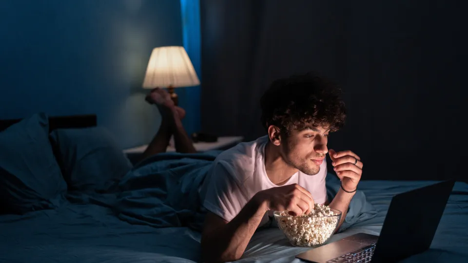 Saiba o que acontece ao seu corpo quando vê um filme antes de dormir Saiba o que acontece ao seu corpo quando vê um filme antes de dormir
