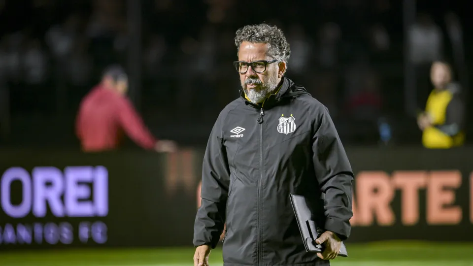 Santos demite Cleber Xavier após sofrer goleada por 6 a 0 contra o Vasco Santos demite Cleber Xavier após sofrer goleada por 6 a 0 contra o Vasco