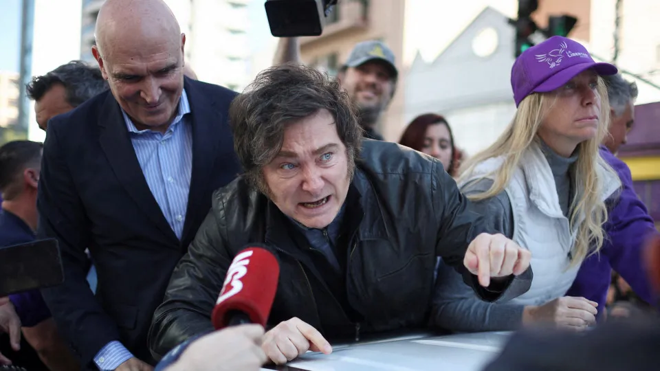 Um dia após pedrada contra Milei, irmã é retirada às pressas de outro evento na Argentina