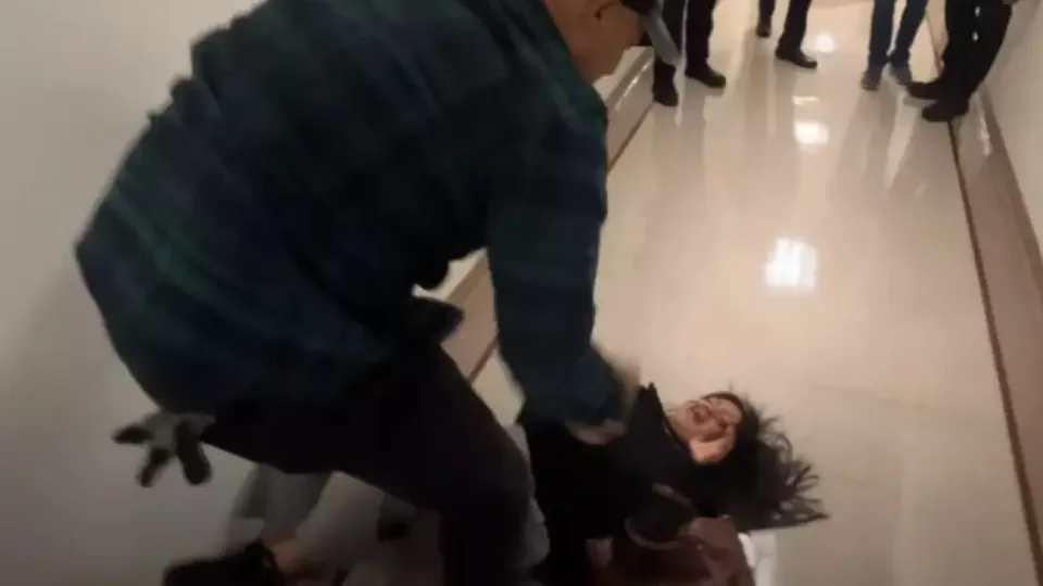 Agente de imigração derruba mãe na frente dos filhos em Nova York