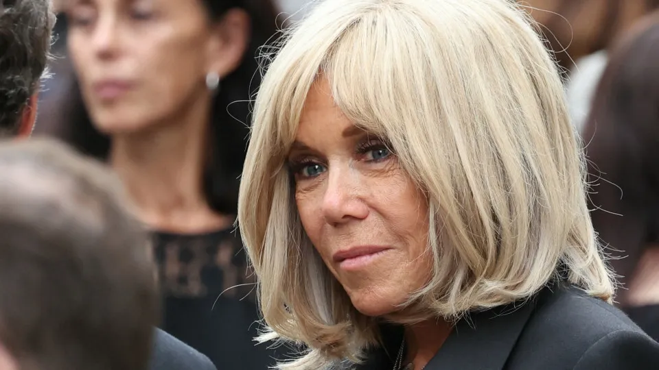 Brigitte Macron vai apresentar evidências de que é uma mulher em tribunal Brigitte Macron vai apresentar evidências de que é uma mulher em tribunal